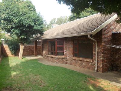 Townhouse For Sale in Langenhovenpark, Bloemfontein