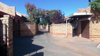 Townhouse For Sale in Uitsig, Bloemfontein