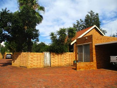 Townhouse For Sale in Langenhovenpark, Bloemfontein