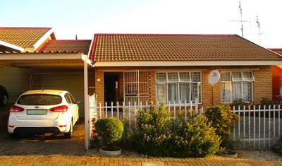 Townhouse For Sale in Langenhovenpark, Bloemfontein